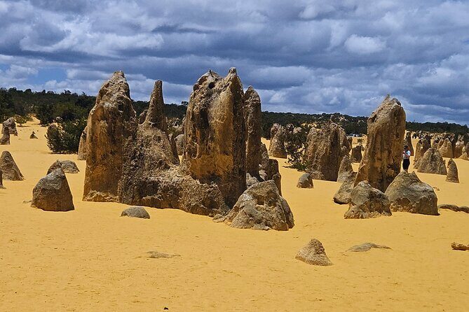 2 Days One Night Tour at Pink Lake Natures Window and Pinnacles - Food and stops that keep you comfortable (and full)