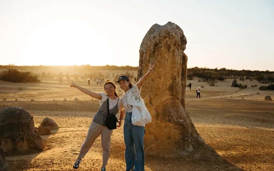 Perth: Pinnacles Desert Sunset & Stargazing with Dinner - Who the guides are like (and why it matters)