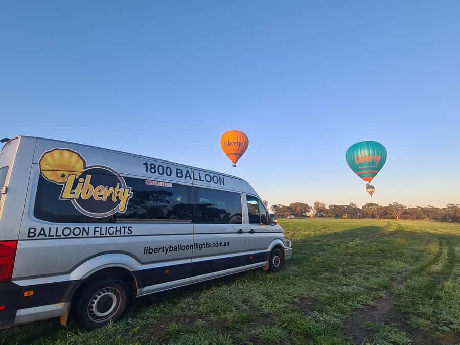 Perth to Northam: Balloon flight including shuttle bus - Northam before takeoff: meeting the crew and getting oriented